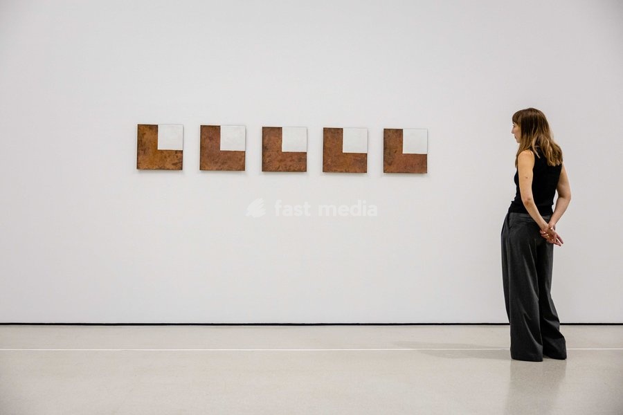 Untitled, 1973 on display at Robert Ryman: The Real Thing at the Barbican Art Gallery, London, UK, on 7 October 2026. The first significant UK exhibition of American minimalist and conceptual painter Robert Ryman (1930–2019) in over 30 years brings together six decades of work, on view from 8…