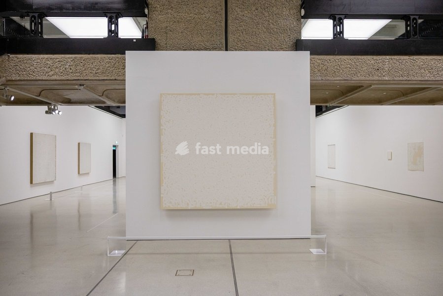 Cast 2, 1996 on display at Robert Ryman: The Real Thing at the Barbican Art Gallery, London, UK, on 7 October 2026. The first significant UK exhibition of American minimalist and conceptual painter Robert Ryman (1930–2019) in over 30 years brings together six decades of work, on view from 8 October…