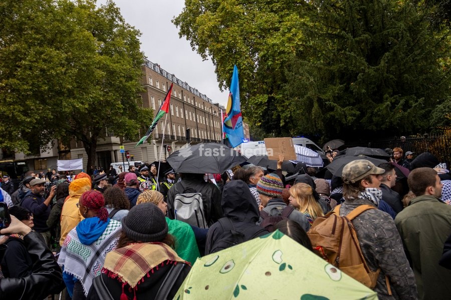 A pro-Palestine student march travelled from Lincoln’s Inn Fields towards Russell Square, where pro-Israel counter-protesters gathered with Israeli flags and placards. The counter-protest disrupted the student demonstration as police maintained a presence and kept the two groups separated