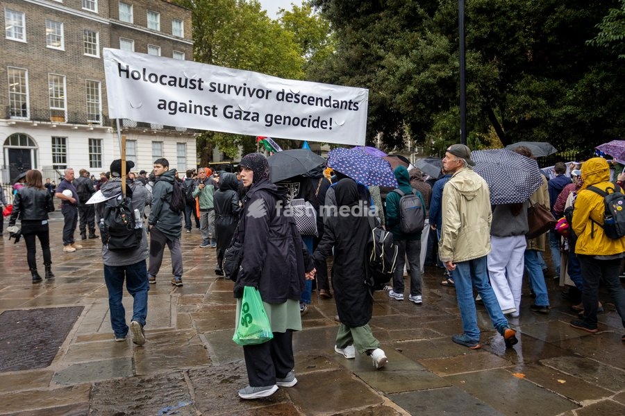 A pro-Palestine student march travelled from Lincoln’s Inn Fields towards Russell Square, where pro-Israel counter-protesters gathered with Israeli flags and placards. The counter-protest disrupted the student demonstration as police maintained a presence and kept the two groups separated