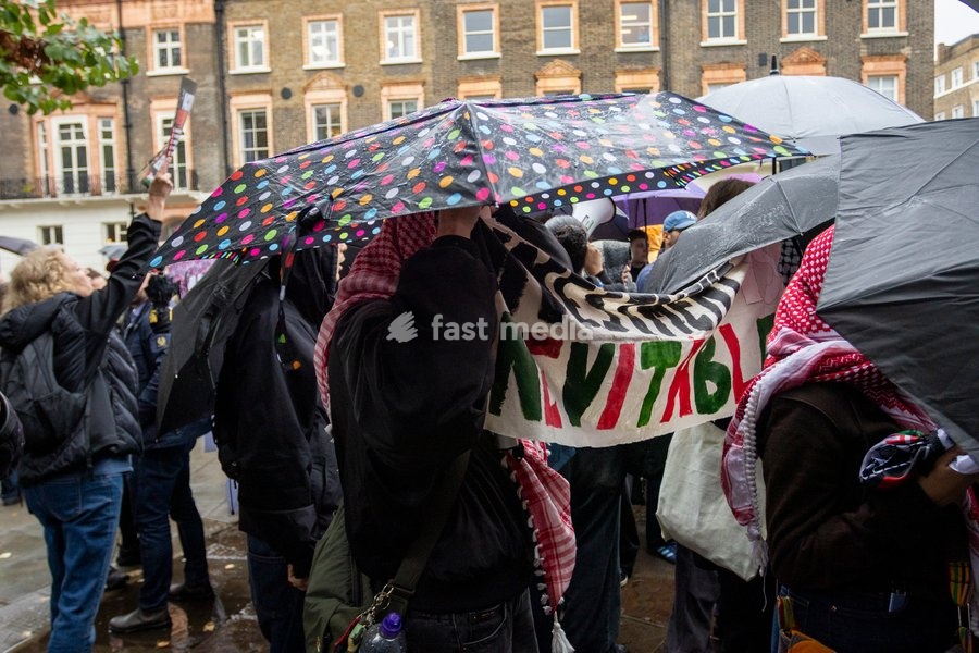 A pro-Palestine student march travelled from Lincoln’s Inn Fields towards Russell Square, where pro-Israel counter-protesters gathered with Israeli flags and placards. The counter-protest disrupted the student demonstration as police maintained a presence and kept the two groups separated
