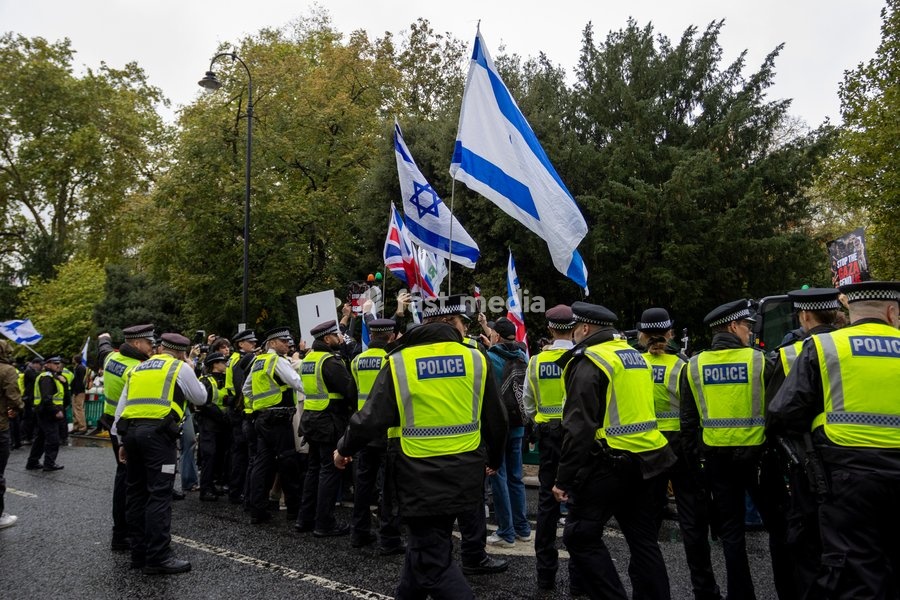 A pro-Palestine student march travelled from Lincoln’s Inn Fields towards Russell Square, where pro-Israel counter-protesters gathered with Israeli flags and placards. The counter-protest disrupted the student demonstration as police maintained a presence and kept the two groups separated