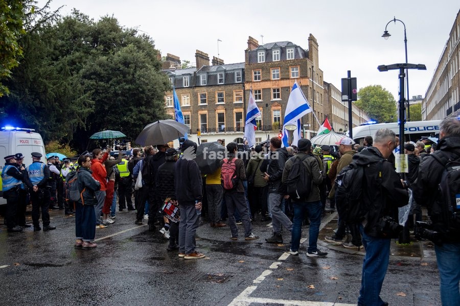A pro-Palestine student march travelled from Lincoln’s Inn Fields towards Russell Square, where pro-Israel counter-protesters gathered with Israeli flags and placards. The counter-protest disrupted the student demonstration as police maintained a presence and kept the two groups separated