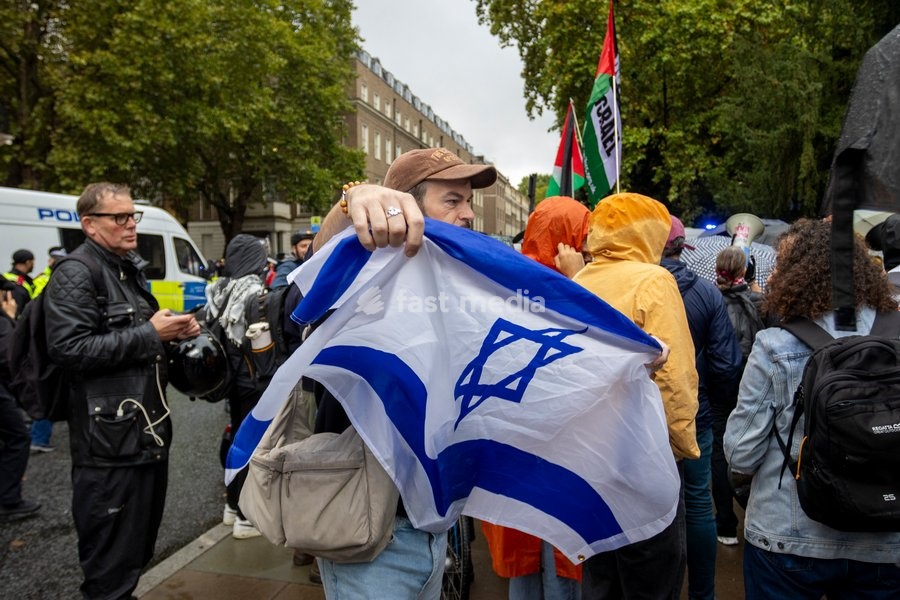 A pro-Palestine student march travelled from Lincoln’s Inn Fields towards Russell Square, where pro-Israel counter-protesters gathered with Israeli flags and placards. The counter-protest disrupted the student demonstration as police maintained a presence and kept the two groups separated