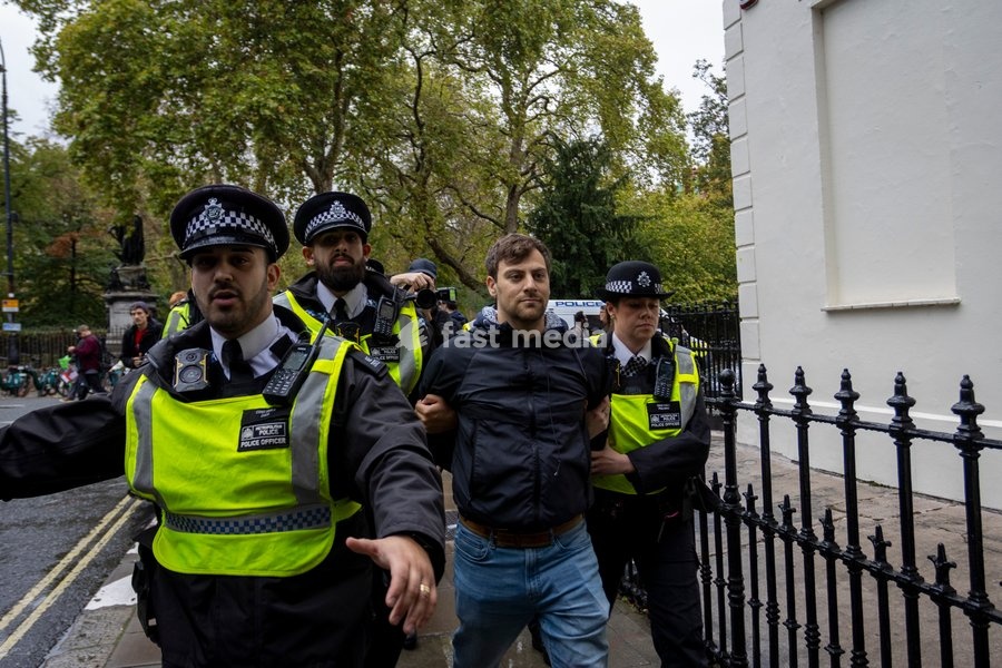 A pro-Palestine student march travelled from Lincoln’s Inn Fields towards Russell Square, where pro-Israel counter-protesters gathered with Israeli flags and placards. The counter-protest disrupted the student demonstration as police maintained a presence and kept the two groups separated