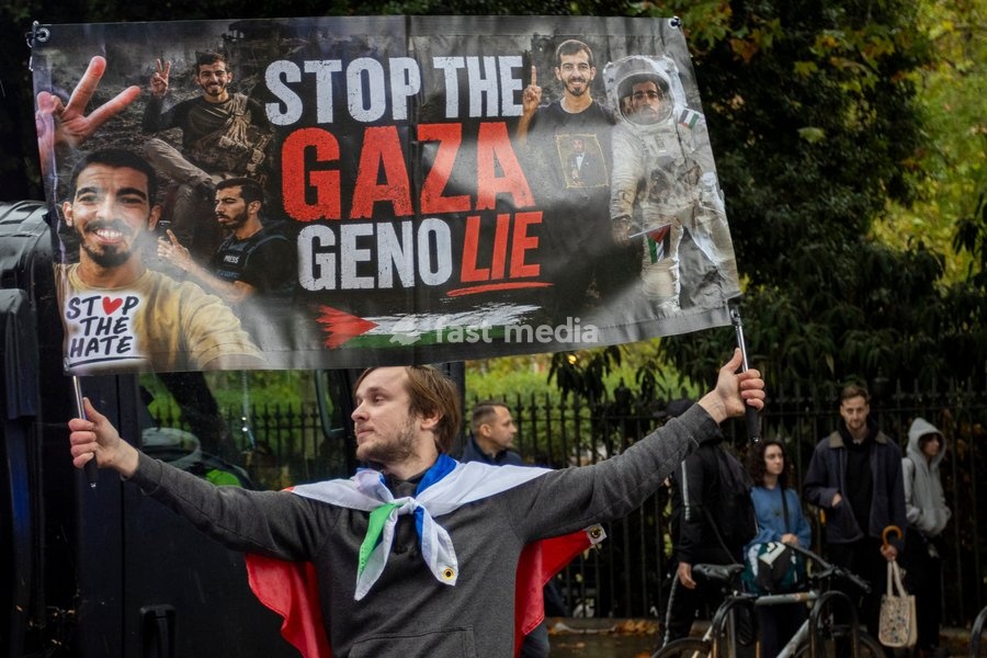 A pro-Palestine student march travelled from Lincoln’s Inn Fields towards Russell Square, where pro-Israel counter-protesters gathered with Israeli flags and placards. The counter-protest disrupted the student demonstration as police maintained a presence and kept the two groups separated