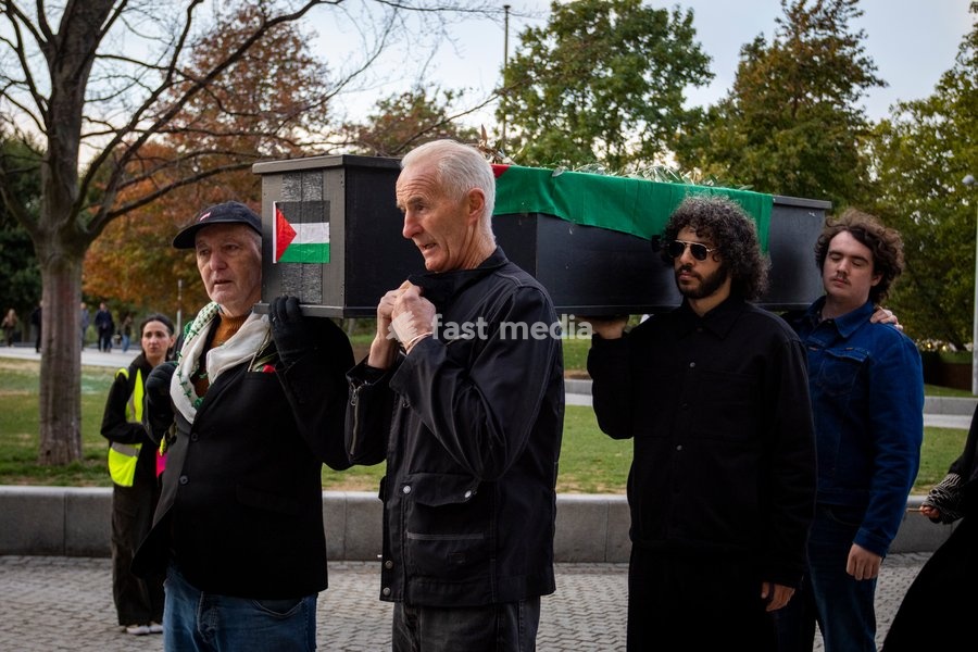 A pro-Palestine silent funeral procession took place in Central London, with demonstrators walking in silence to remember Palestinians killed in the conflict in Gaza. Participants carried Palestinian flags and placards, while some held a coffin and others carried effigies wrapped in burial shrouds,…