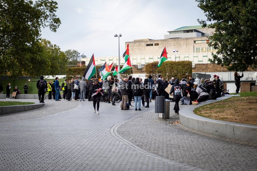 A pro-Palestine silent funeral procession took place in Central London, with demonstrators walking in silence to remember Palestinians killed in the conflict in Gaza. Participants carried Palestinian flags and placards, while some held a coffin and others carried effigies wrapped in burial shrouds,…