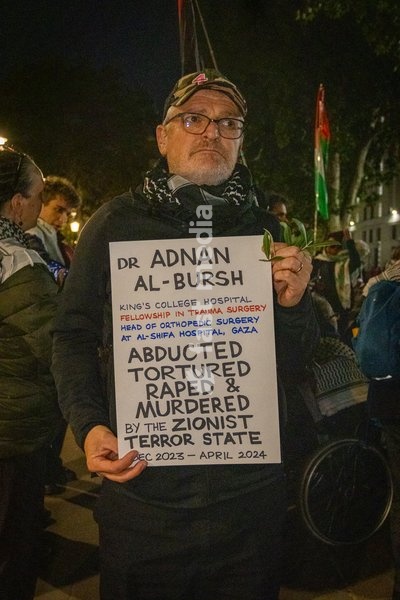 A pro-Palestine silent funeral procession took place in Central London, with demonstrators walking in silence to remember Palestinians killed in the conflict in Gaza. Participants carried Palestinian flags and placards, while some held a coffin and others carried effigies wrapped in burial shrouds,…