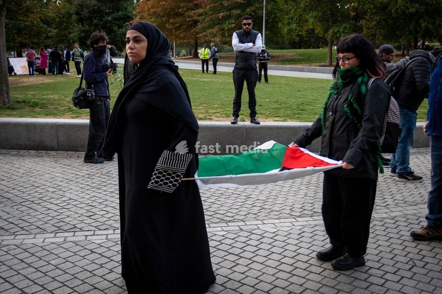 A pro-Palestine silent funeral procession took place in Central London, with demonstrators walking in silence to remember Palestinians killed in the conflict in Gaza. Participants carried Palestinian flags and placards, while some held a coffin and others carried effigies wrapped in burial shrouds,…