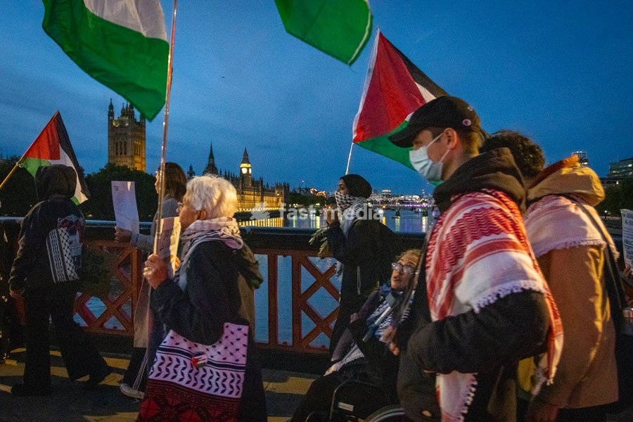 A pro-Palestine silent funeral procession took place in Central London, with demonstrators walking in silence to remember Palestinians killed in the conflict in Gaza. Participants carried Palestinian flags and placards, while some held a coffin and others carried effigies wrapped in burial shrouds,…