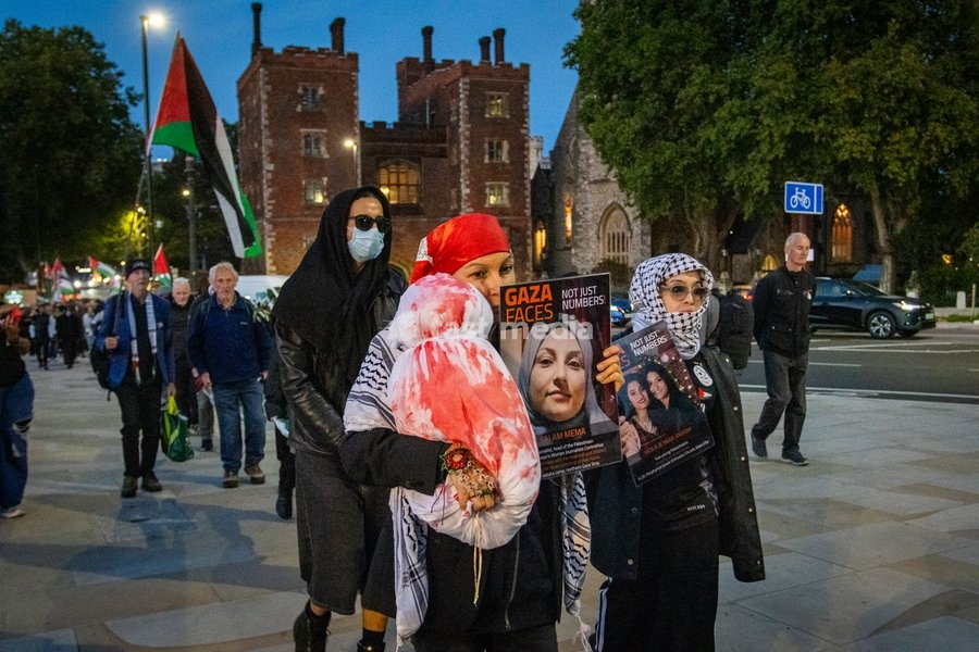 A pro-Palestine silent funeral procession took place in Central London, with demonstrators walking in silence to remember Palestinians killed in the conflict in Gaza. Participants carried Palestinian flags and placards, while some held a coffin and others carried effigies wrapped in burial shrouds,…
