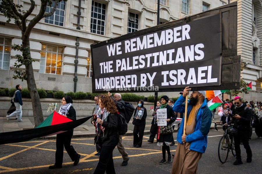 A pro-Palestine silent funeral procession took place in Central London, with demonstrators walking in silence to remember Palestinians killed in the conflict in Gaza. Participants carried Palestinian flags and placards, while some held a coffin and others carried effigies wrapped in burial shrouds,…