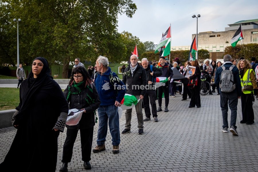 A pro-Palestine silent funeral procession took place in Central London, with demonstrators walking in silence to remember Palestinians killed in the conflict in Gaza. Participants carried Palestinian flags and placards, while some held a coffin and others carried effigies wrapped in burial shrouds,…