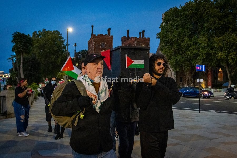 A pro-Palestine silent funeral procession took place in Central London, with demonstrators walking in silence to remember Palestinians killed in the conflict in Gaza. Participants carried Palestinian flags and placards, while some held a coffin and others carried effigies wrapped in burial shrouds,…