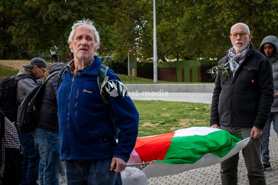 A pro-Palestine silent funeral procession took place in Central London, with demonstrators walking in silence to remember Palestinians killed in the conflict in Gaza. Participants carried Palestinian flags and placards, while some held a coffin and others carried effigies wrapped in burial shrouds,…