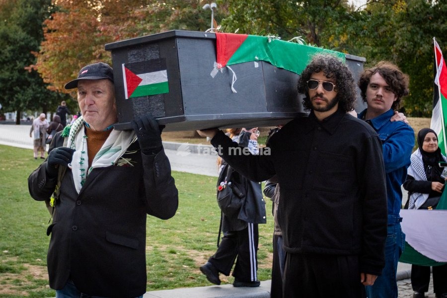 A pro-Palestine silent funeral procession took place in Central London, with demonstrators walking in silence to remember Palestinians killed in the conflict in Gaza. Participants carried Palestinian flags and placards, while some held a coffin and others carried effigies wrapped in burial shrouds,…