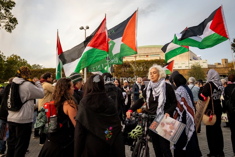 A pro-Palestine silent funeral procession took place in Central London, with demonstrators walking in silence to remember Palestinians killed in the conflict in Gaza. Participants carried Palestinian flags and placards, while some held a coffin and others carried effigies wrapped in burial shrouds,…