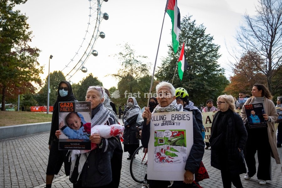 A pro-Palestine silent funeral procession took place in Central London, with demonstrators walking in silence to remember Palestinians killed in the conflict in Gaza. Participants carried Palestinian flags and placards, while some held a coffin and others carried effigies wrapped in burial shrouds,…