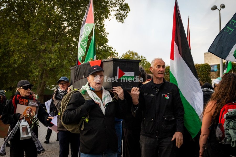 A pro-Palestine silent funeral procession took place in Central London, with demonstrators walking in silence to remember Palestinians killed in the conflict in Gaza. Participants carried Palestinian flags and placards, while some held a coffin and others carried effigies wrapped in burial shrouds,…