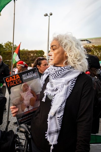 A pro-Palestine silent funeral procession took place in Central London, with demonstrators walking in silence to remember Palestinians killed in the conflict in Gaza. Participants carried Palestinian flags and placards, while some held a coffin and others carried effigies wrapped in burial shrouds,…