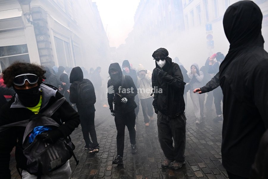 Tear gas is used at clashes between protestors and police, during a national manifestation against the Federal Government's budgetary measures, under the 'Keep your hands out of our pockets!' (Blijf uit onze zakken! - Pas dans nos poches) moniker, organised by the trade unions on Friday 9 October…
