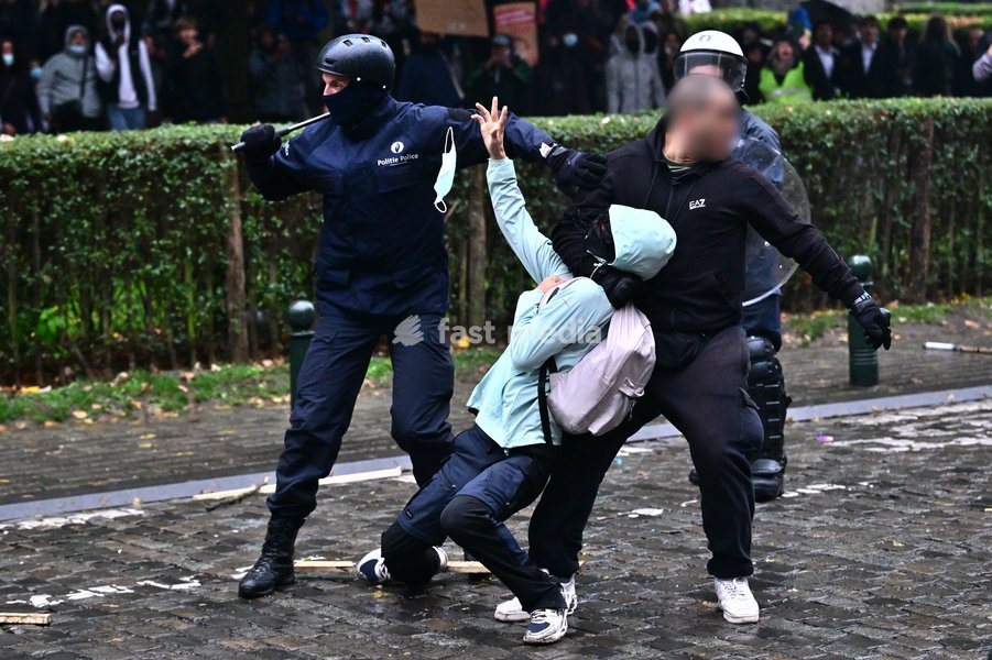 Riot police and protesters clash during a national manifestation against the Federal Government's budgetary measures, under the 'Keep your hands out of our pockets!' (Blijf uit onze zakken! - Pas dans nos poches) moniker, organised by the trade unions on Friday 9 October 2026 in Brussels