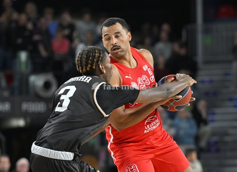 Mons' Abdoulaye Diarra and Spirou's Sam Hofman fight for the ball during a basketball match between Spirou Charleroi and CityX Mons-Hainaut, Friday 9 October 2026 in Charleroi, on the opening day of the 'BNXT League' Belgian and Dutch first division basket championships