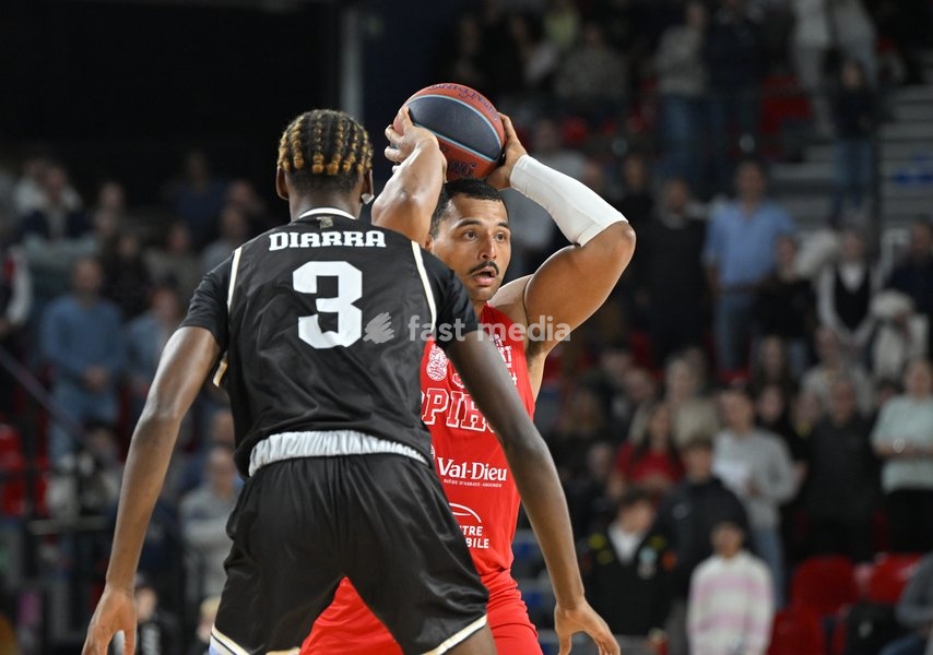 Mons' Abdoulaye Diarra and Spirou's Sam Hofman fight for the ball during a basketball match between Spirou Charleroi and CityX Mons-Hainaut, Friday 9 October 2026 in Charleroi, on the opening day of the 'BNXT League' Belgian and Dutch first division basket championships