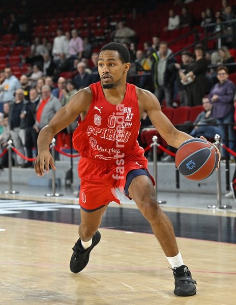 Spirou's Nigel Hawkins controls the ball during a basketball match between Spirou Charleroi and CityX Mons-Hainaut, Friday 9 October 2026 in Charleroi, on the opening day of the 'BNXT League' Belgian and Dutch first division basket championships