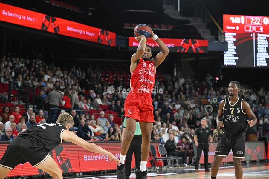 Spirou's Nigel Hawkins fights for the ball during a basketball match between Spirou Charleroi and CityX Mons-Hainaut, Friday 9 October 2026 in Charleroi, on the opening day of the 'BNXT League' Belgian and Dutch first division basket championships