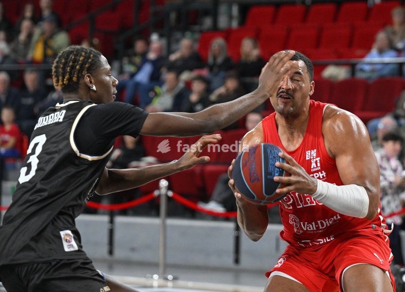 Mons' Abdoulaye Diarra and Spirou's Sam Hofman fight for the ball during a basketball match between Spirou Charleroi and CityX Mons-Hainaut, Friday 9 October 2026 in Charleroi, on the opening day of the 'BNXT League' Belgian and Dutch first division basket championships