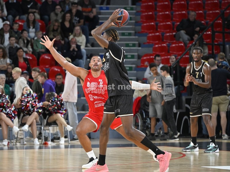 Spirou's Sam Hofman and Mons' Abdoulaye Diarra are pictured during a basketball match between Spirou Charleroi and CityX Mons-Hainaut, Friday 9 October 2026 in Charleroi, on the opening day of the 'BNXT League' Belgian and Dutch first division basket championships