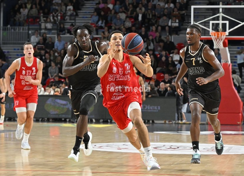 Spirou's Adedayo Polet and Mons' Kylian Mpete are pictured during a basketball match between Spirou Charleroi and CityX Mons-Hainaut, Friday 9 October 2026 in Charleroi, on the opening day of the 'BNXT League' Belgian and Dutch first division basket championships
