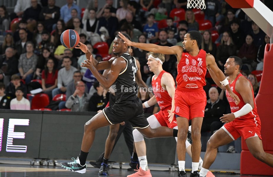 Mons' Kylian Mpete and Spirou's Nigel Hawkins fight for the ball during a basketball match between Spirou Charleroi and CityX Mons-Hainaut, Friday 9 October 2026 in Charleroi, on the opening day of the 'BNXT League' Belgian and Dutch first division basket championships