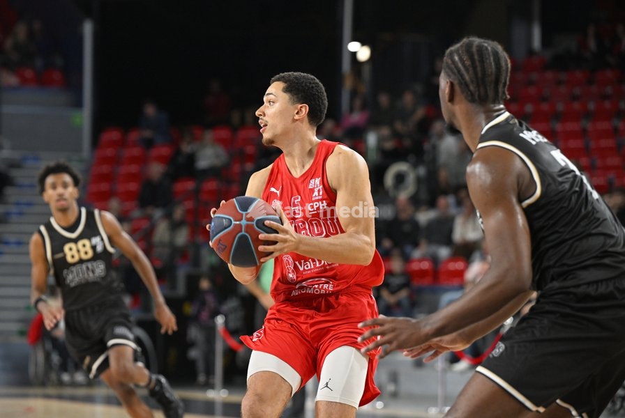Spirou's Adedayo Polet controls the ball during a basketball match between Spirou Charleroi and CityX Mons-Hainaut, Friday 9 October 2026 in Charleroi, on the opening day of the 'BNXT League' Belgian and Dutch first division basket championships