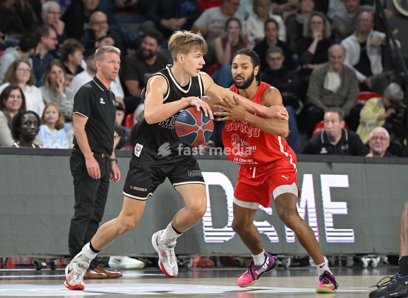 Mons' Feie Tallir and Spirou's Joshua Heath fight for the ball during a basketball match between Spirou Charleroi and CityX Mons-Hainaut, Friday 9 October 2026 in Charleroi, on the opening day of the 'BNXT League' Belgian and Dutch first division basket championships
