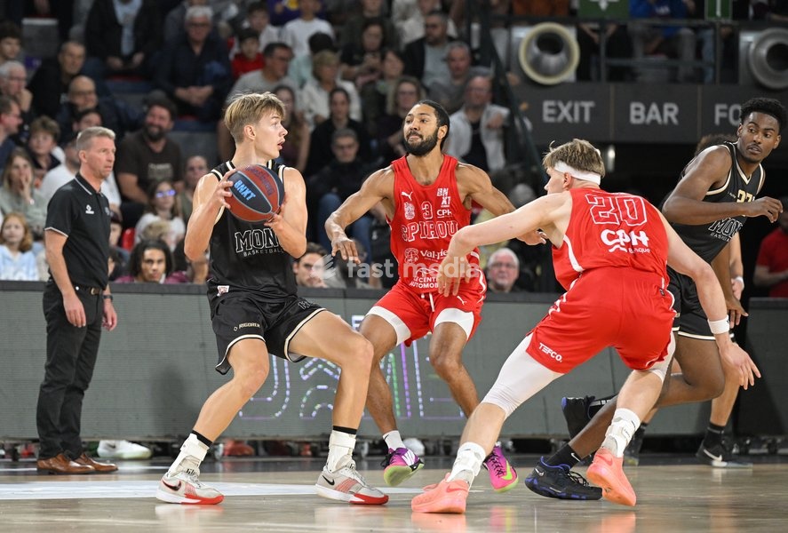 Mons' Feie Tallir and Spirou's Joshua Heath fight for the ball during a basketball match between Spirou Charleroi and CityX Mons-Hainaut, Friday 9 October 2026 in Charleroi, on the opening day of the 'BNXT League' Belgian and Dutch first division basket championships