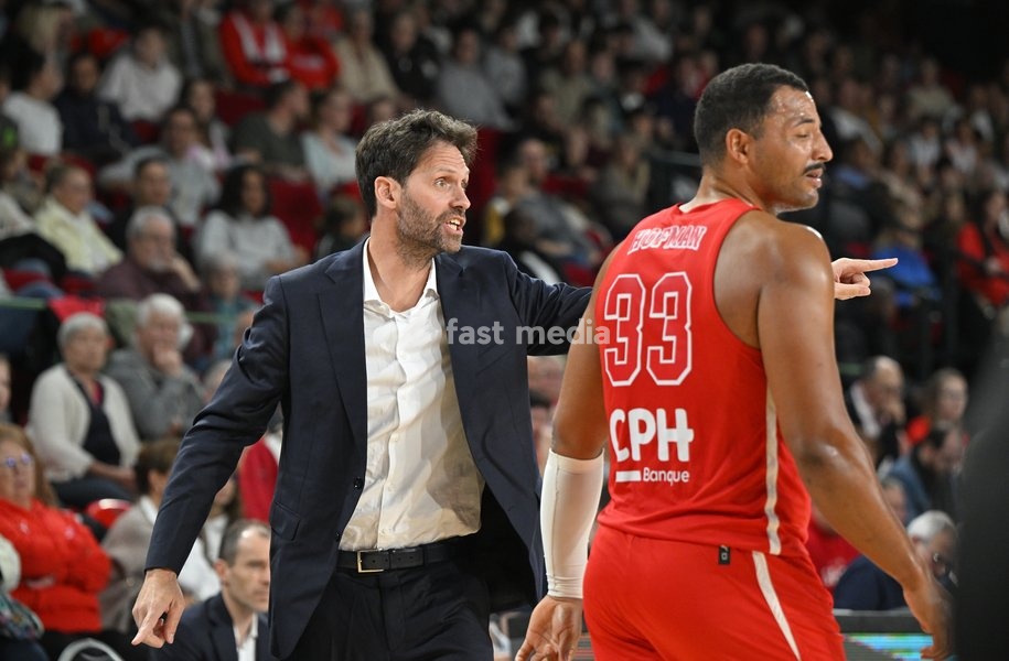 Spirou's Sam Hofman and Spirou's head coach Sam Rotsaert reacts during a basketball match between Spirou Charleroi and CityX Mons-Hainaut, Friday 9 October 2026 in Charleroi, on the opening day of the 'BNXT League' Belgian and Dutch first division basket championships