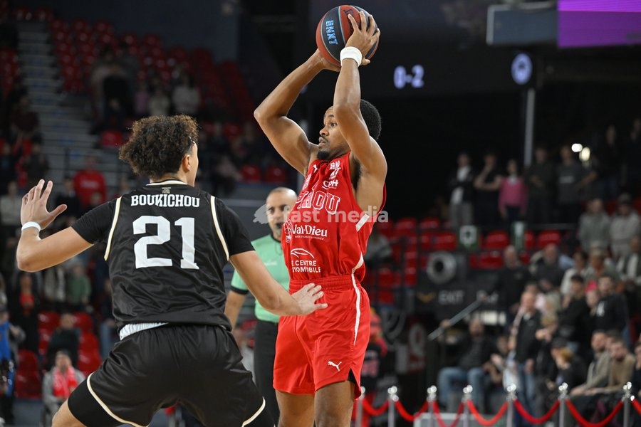 Mons' Younes Boukichou and Spirou's Nigel Hawkins are pictured during a basketball match between Spirou Charleroi and CityX Mons-Hainaut, Friday 9 October 2026 in Charleroi, on the opening day of the 'BNXT League' Belgian and Dutch first division basket championships