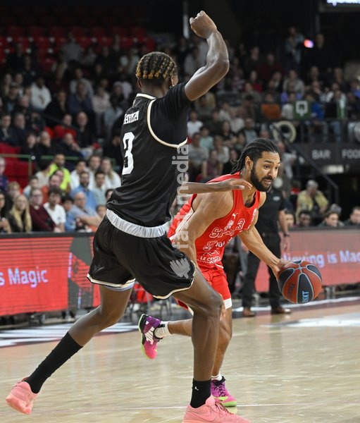 Mons' Abdoulaye Diarra and Spirou's Joshua Heath fight for the ball during a basketball match between Spirou Charleroi and CityX Mons-Hainaut, Friday 9 October 2026 in Charleroi, on the opening day of the 'BNXT League' Belgian and Dutch first division basket championships