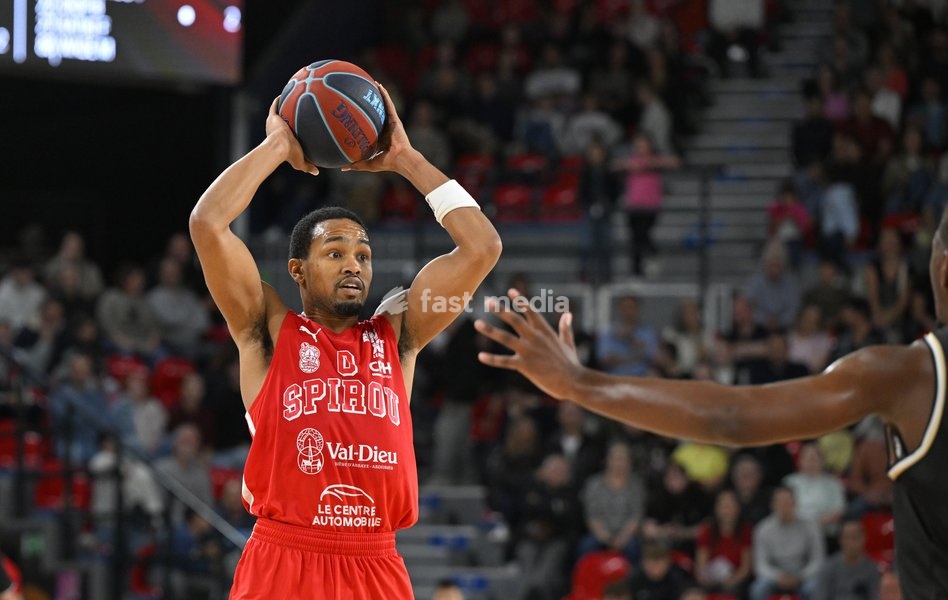 Spirou's Nigel Hawkins controls the ball during a basketball match between Spirou Charleroi and CityX Mons-Hainaut, Friday 9 October 2026 in Charleroi, on the opening day of the 'BNXT League' Belgian and Dutch first division basket championships