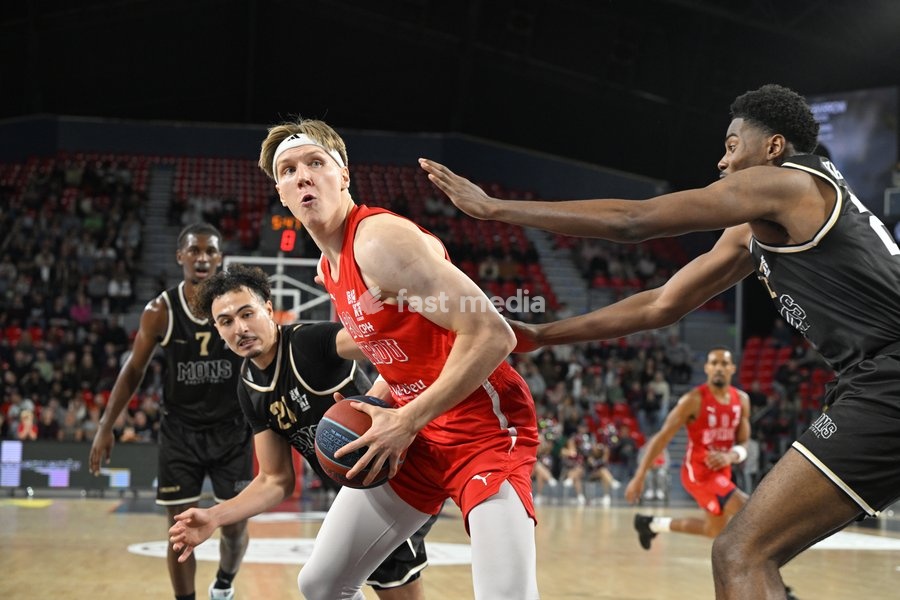 Spirou's Luukas Vaara and Mons' Fortune Katiki fight for the ball during a basketball match between Spirou Charleroi and CityX Mons-Hainaut, Friday 9 October 2026 in Charleroi, on the opening day of the 'BNXT League' Belgian and Dutch first division basket championships