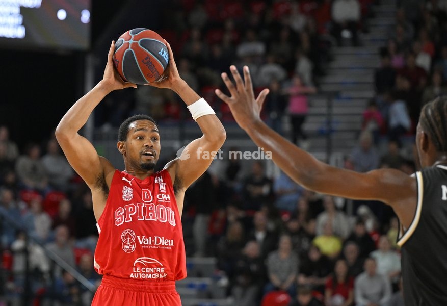 Spirou's Nigel Hawkins controls the ball during a basketball match between Spirou Charleroi and CityX Mons-Hainaut, Friday 9 October 2026 in Charleroi, on the opening day of the 'BNXT League' Belgian and Dutch first division basket championships