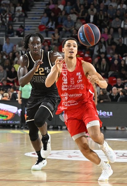 Mons' Babacar Diop and Spirou's Adedayo Polet are pictured during a basketball match between Spirou Charleroi and CityX Mons-Hainaut, Friday 9 October 2026 in Charleroi, on the opening day of the 'BNXT League' Belgian and Dutch first division basket championships