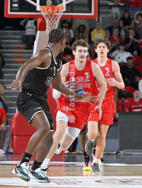 Mons' Kylian Mpete and Spirou's Douglas JR Konieczny fight for the ball during a basketball match between Spirou Charleroi and CityX Mons-Hainaut, Friday 9 October 2026 in Charleroi, on the opening day of the 'BNXT League' Belgian and Dutch first division basket championships