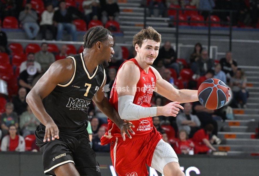Mons' Kylian Mpete and Spirou's Douglas JR Konieczny fight for the ball during a basketball match between Spirou Charleroi and CityX Mons-Hainaut, Friday 9 October 2026 in Charleroi, on the opening day of the 'BNXT League' Belgian and Dutch first division basket championships