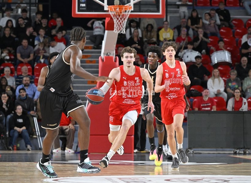 Mons' Kylian Mpete and Spirou's Douglas JR Konieczny fight for the ball during a basketball match between Spirou Charleroi and CityX Mons-Hainaut, Friday 9 October 2026 in Charleroi, on the opening day of the 'BNXT League' Belgian and Dutch first division basket championships