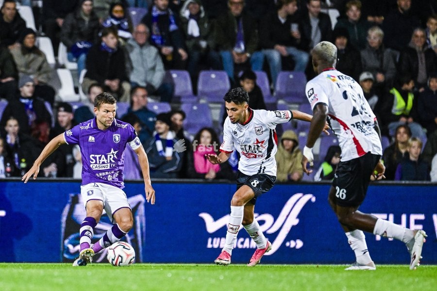 Beerschot's Lukas Van Eenoo and Liege's Kays Ruiz pictured in action during a soccer match between Beerschot VA and RFC Liège, on Saturday 10 October 2026 in Antwerp, on day 7 of the 2026-2027 'Challenger Pro League' second division of the Belgian championship