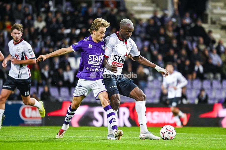 Beerschot's Sem Audoor and Liege's Birane Wane pictured in action during a soccer match between Beerschot VA and RFC Liège, on Saturday 10 October 2026 in Antwerp, on day 7 of the 2026-2027 'Challenger Pro League' second division of the Belgian championship